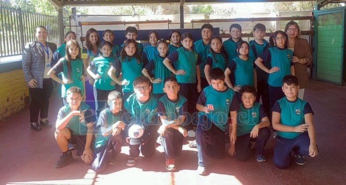 Alumnos que rindieron el SIMCE 2025 (hoy cursan quinto básico), junto a su profesora, la directora del establecimiento y la asesora del SLEP Aconcagua.