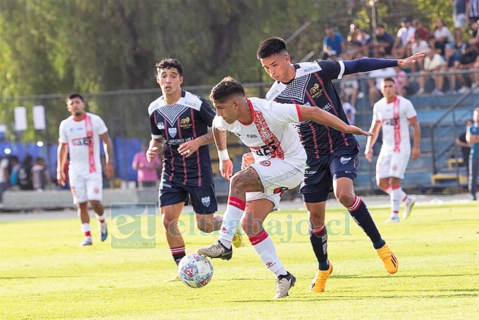 El volante Ignacio Jara controla ante la marca de jugadores rivales (Foto: Ernesto Medina). 