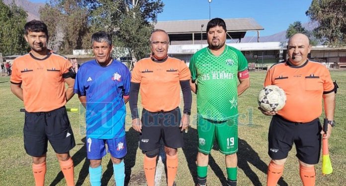 Capitanes de equipos y árbitros en una de las primeras jornadas de la Liga Vecinal.