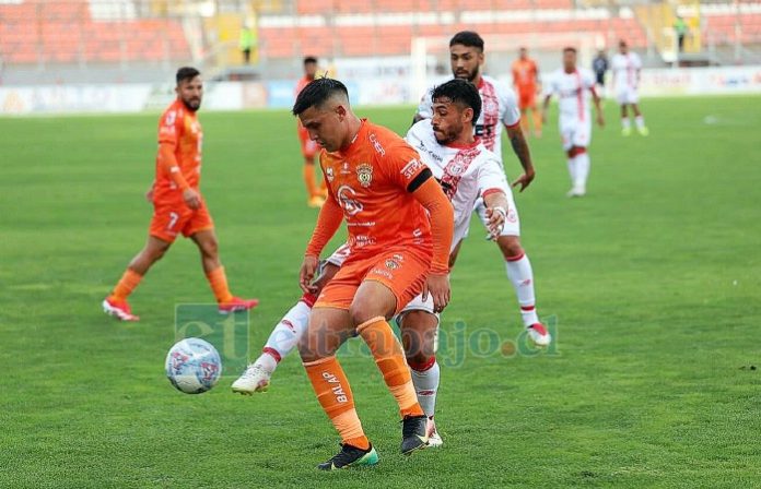 El defensor García, del Uní Uní, quintando un balón a un rival loíno