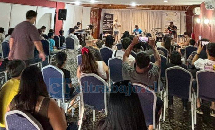 La iniciativa forma parte de las Rondas de Masterclass de A Tempo Academia, que buscan acercar experiencias del mundo profesional a estudiantes y músicos de la zona.