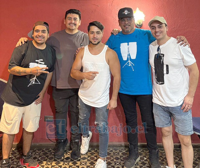 Patricio Díaz, Vicente Guerra, Renato Barrera y Cristofer Fernández, músicos ligados a la banda Jordan y Tú, junto a Elías Lobos, director de Academia A Tempo, durante la primera jornada de la masterclass.