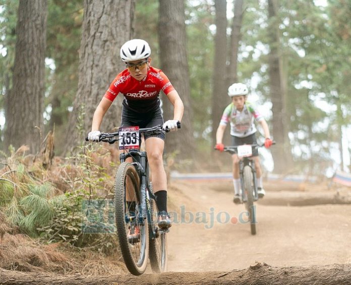 Matilda Toro Mancilla, sorteando un obstáculo en el Nacional de San Pedro de la Paz (Foto: Giovanni Mejías).