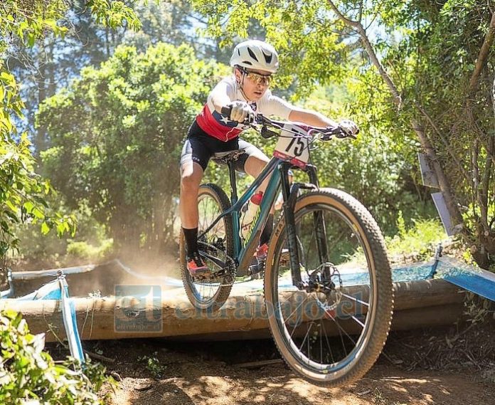Matilda Toro en una competencia de Mountainbike.