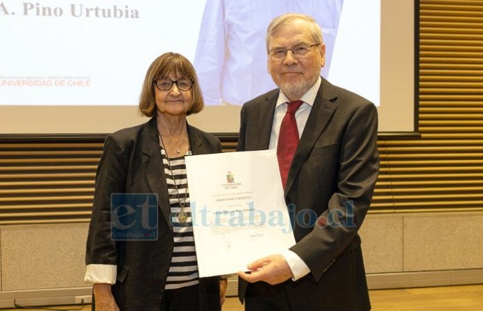 El académico José Pino Urtubia junto a la rectora Rosa Devés Alessandri de la Universidad de Chile.
