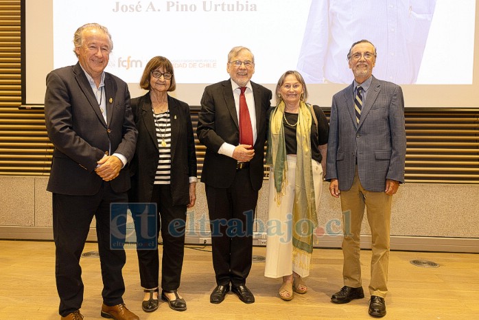 De izquierda a derecha: el decano Francisco Martínez, la rectora Rosa Devés, José Pino Urtubia, su esposa Adriana y el exrector Víctor Pérez.