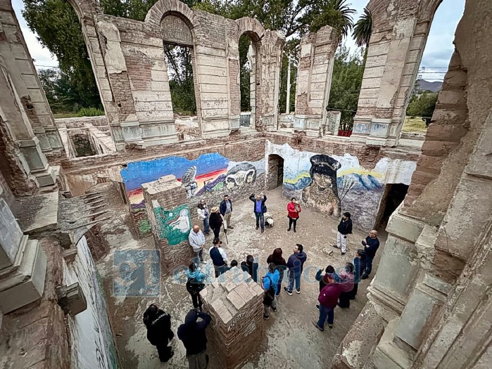 Vecinos y vecinas participaron en una nueva ruta patrimonial realizada en las ruinas del Palacio de la Hacienda de Quilpué.