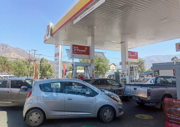 Alta afluencia de vehículos se registró en bencineras de San Felipe ante el inminente aumento en el precio de los combustibles.