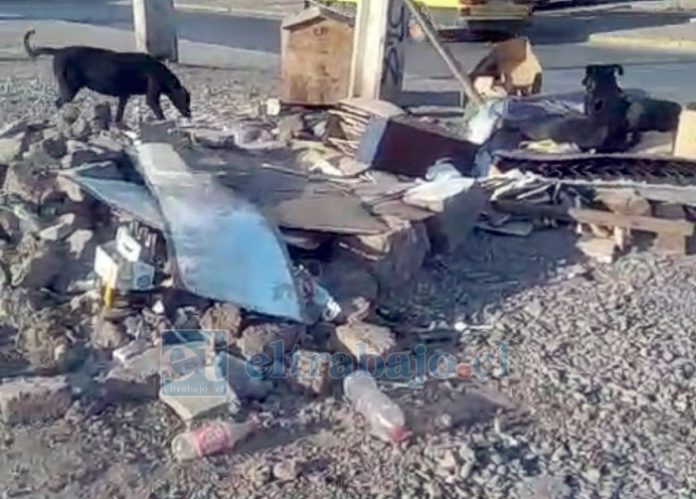 Hasta la fecha, la acumulación de basura y escombros continúa en calle Diego de Almagro, situación que vecinos denuncian desde diciembre sin que, aseguran, exista una solución definitiva.