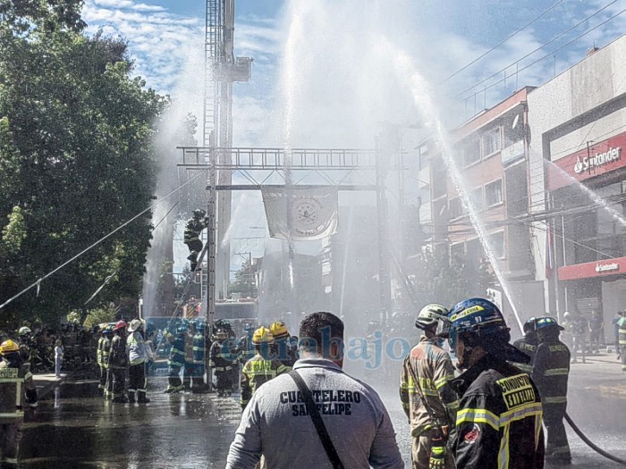 Los nuevos bomberos atravesaron el tradicional arco de agua con siete chorros, representando a cada una de las compañías del Cuerpo de Bomberos de San Felipe.