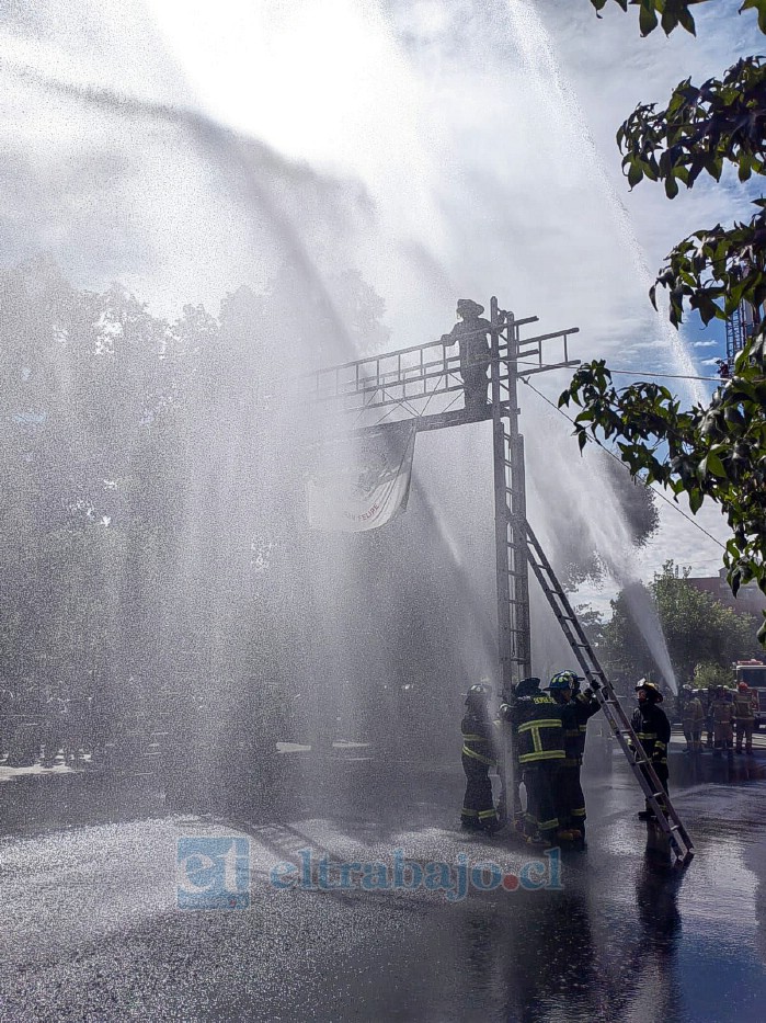 La ceremonia de bautizo bomberil se desarrolló frente a la Plaza de Armas de San Felipe, con la presencia de voluntarios, autoridades, familiares y vecinos de la comuna.