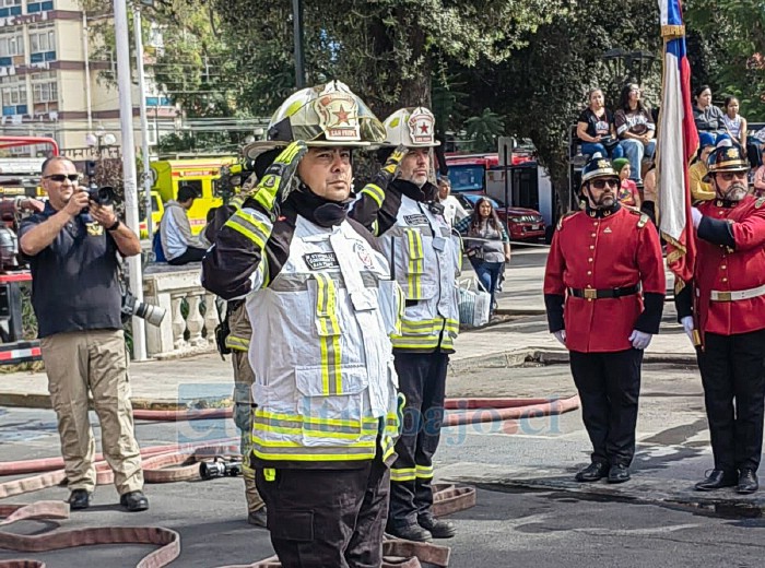 El comandante del Cuerpo de Bomberos de San Felipe, Walter Staforelli, destacó el valor histórico y simbólico de esta ceremonia que marca el inicio de la vida bomberil para los nuevos voluntarios.