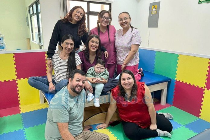 Martín junto a sus padres y parte del equipo de rehabilitación que lo acompañan durante su proceso terapéutico.