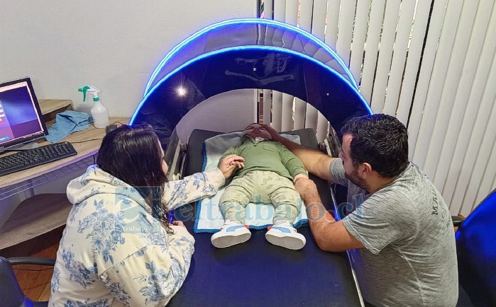 Durante su estadía en México, Martín se sometió a sesiones del tratamiento DIBA y a terapias físicas intensivas orientadas a estimular su desarrollo neurológico.