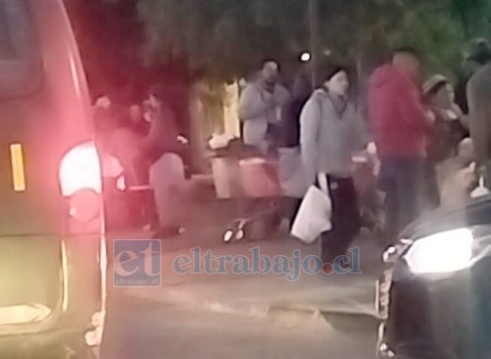 Comercio ambulante instalado en horas de la madrugada en las inmediaciones de avenida Diego de Almagro, situación que, según denuncia el vecino, afecta a locatarios establecidos con patente al día.