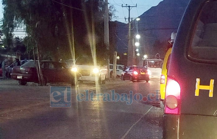 Vehículos estacionados en distintos puntos del sector generarían atochamientos y congestión vehicular durante las primeras horas de la mañana, de acuerdo a lo señalado por el denunciante.