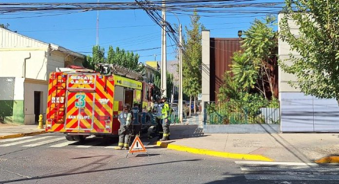 Bomberos en el despliegue por llamado de emanación de gas alameda O’Higgins.