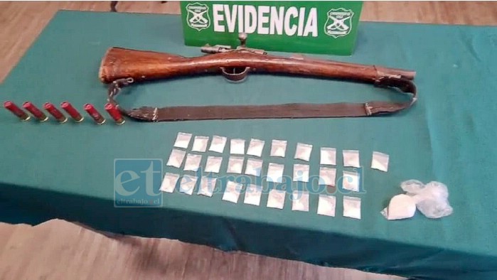 Esta es la escopeta y la droga incautada. 