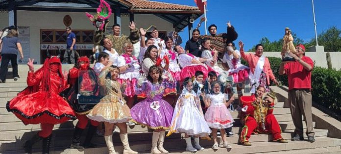 Integrantes de la Fraternidad Religiosa Virgen del Rosario de Andacollo de San Felipe durante una de sus presentaciones, agrupación que actualmente reúne a 25 danzantes entre niños, jóvenes y adultos.