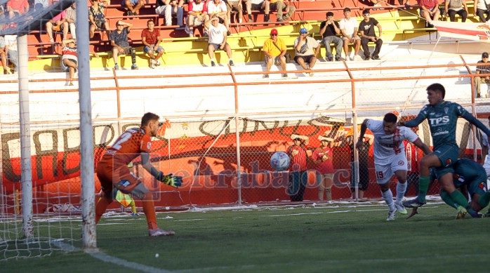 El central Kevin Serrano ya despachó el cabezazo que envía el balón con destino al fondo de la red del arco norte (Foto: Jaime Gómez Corales).