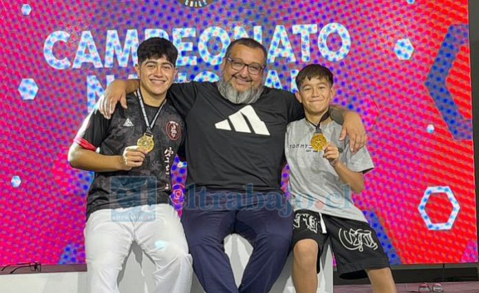 Los jóvenes talentos Amaro y Pablo Castro junto a su sensei Juan Oyaneder, con quien se preparan en el dojo Dragones Blancos de Llay Llay.