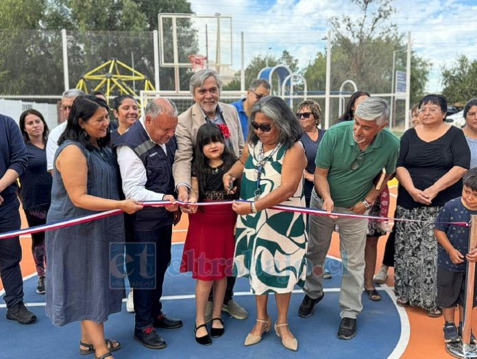 Momento del corte de cinta del nuevo espacio deportivo.