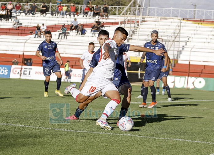 El capitán Gonzalo Jara busca pasar entre varios jugadores visitantes (Foto: Jaime Gómez Corales). 