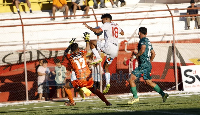 Patricio Muñoz intenta ganar un mano a mano al arquero Olivares (Foto: Jaime Gómez Corales). 