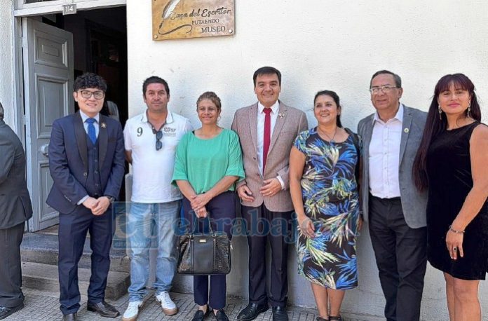 Al centro el director del Museo Casa del Escritor, Oscar Quiroz Muzat, junto a autoridades de Putaendo, la provincia de San Felipe y la Región de Valparaíso.