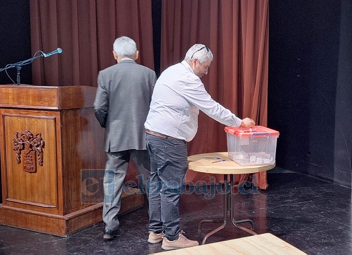 Dirigentes acudieron a votar al Teatro Municipal de San Felipe. 