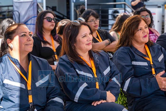 Con sus overoles puestos, para comenzar con su capacitación.