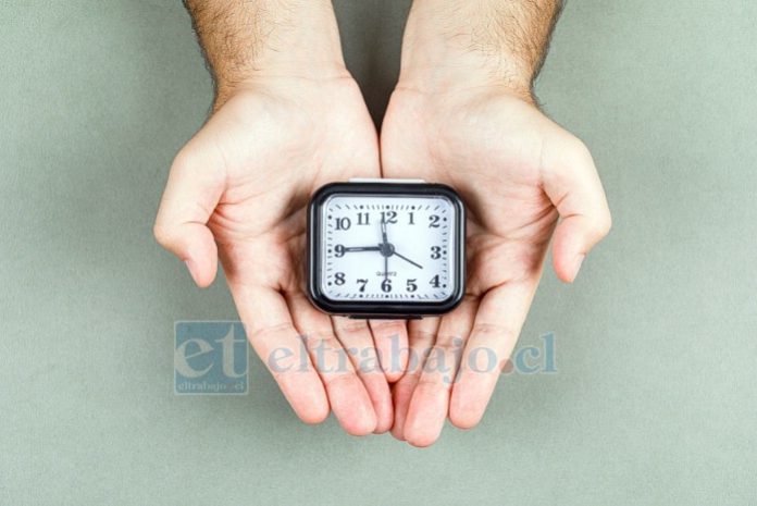 Este sábado 4 de abril, los relojes deberán atrasarse una hora para dar inicio al horario de invierno en gran parte del país. El cambio de hora permitirá contar con mañanas más luminosas, aunque el atardecer se adelantará durante los próximos meses (Imagen referencial).