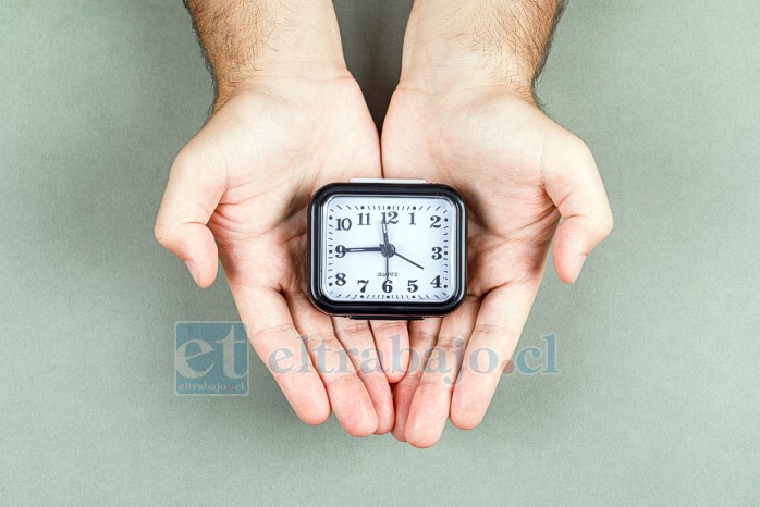 Este sábado 4 de abril, los relojes deberán atrasarse una hora para dar inicio al horario de invierno en gran parte del país. El cambio de hora permitirá contar con mañanas más luminosas, aunque el atardecer se adelantará durante los próximos meses (Imagen referencial).