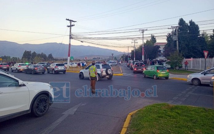 Carabineros desplegados en el sector de ‘la rotonda’ del Liceo Mixto de San Felipe.