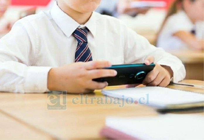 Celulares están prohibidos para los estudiantes en el colegio (Imagen referencial).