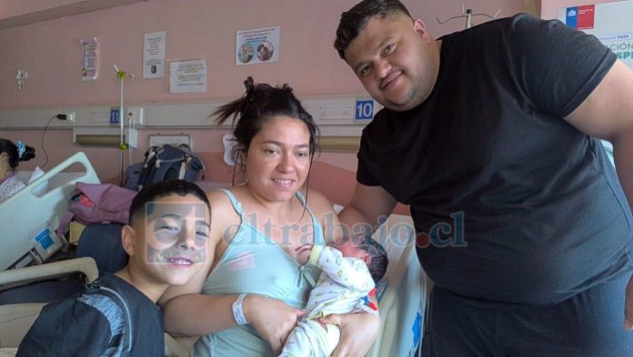 Una de las familias beneficiadas con Nirsevimab, que ya se aplica en San Felipe.