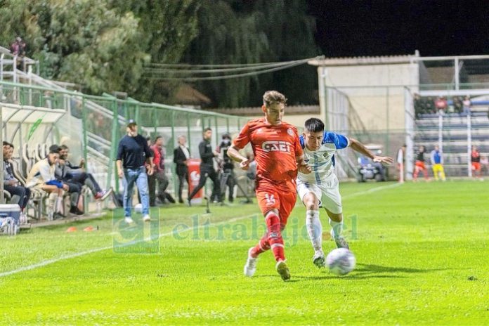 Bairo Riveros salió desde el banco de suplentes para darle el triunfo al Uní Uní (Foto: @nml.fhoto).