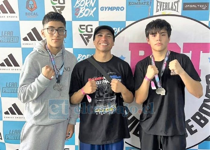 El profesor Rodrigo Flores junto a sus dos púgiles que ganaron medallas en Puente Alto.