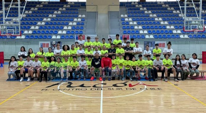 Imagen de una jornada del campus donde niñas, niños y jóvenes participan en entrenamientos técnicos, físicos y trabajo mental junto a un equipo multidisciplinario.