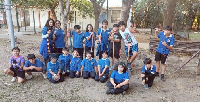 Estudiantes de la Escuela Artística El Tambo que participaron en la limpieza y mejoramiento de la plazoleta del sector.