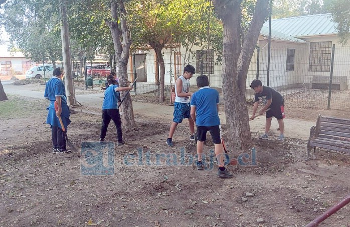 Los estudiantes realizaron labores de intervención en el espacio, promoviendo el cuidado del entorno y la conciencia ambiental.