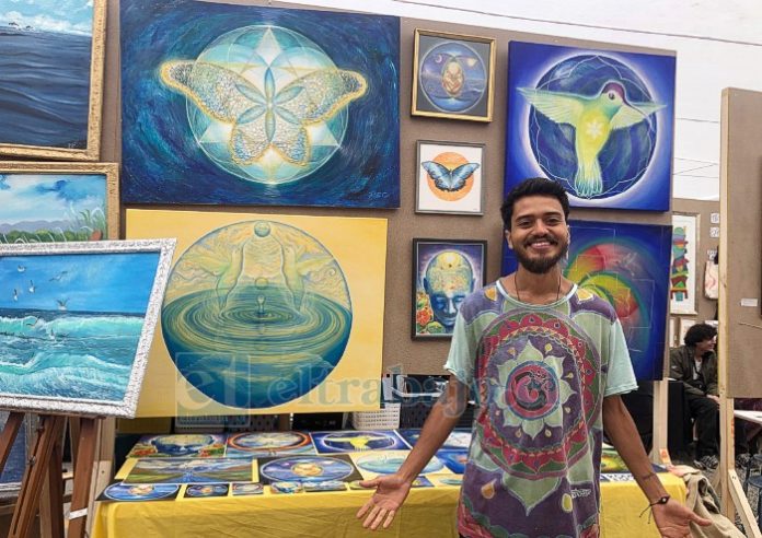 El artista Rodrigo Escobar Cancino junto a algunas de sus obras.