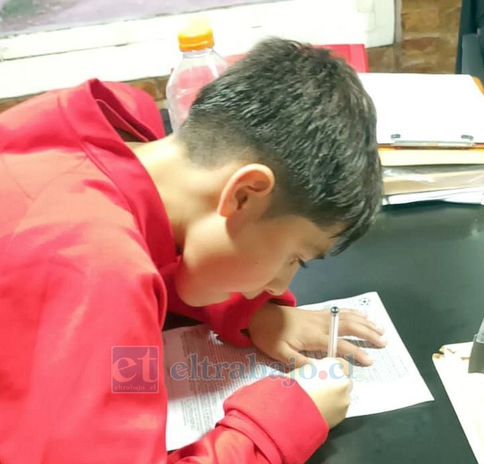 Felipe Vargas durante la firma y renovación de su contrato con Atlético Independiente.