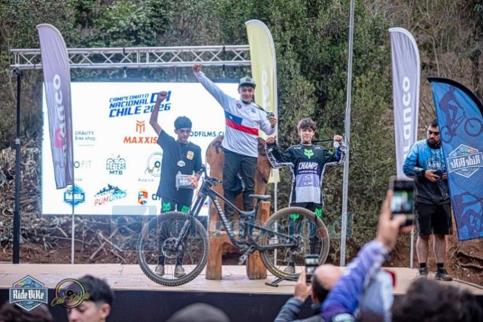 José Tomás Gómez Alderete celebrando su triunfo en Constitución, donde se consagró campeón nacional juvenil de descenso tras una impecable presentación.