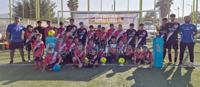El torneo reúne a niños y niñas en distintas categorías, promoviendo el deporte y el trabajo en equipo.