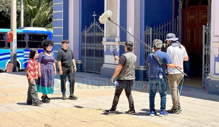 Nina Legrand junto a su hijo Gaspar, quien la acompaña en su trabajo artístico y comunitario, reflejando la integración de la maternidad en su vida cotidiana.
