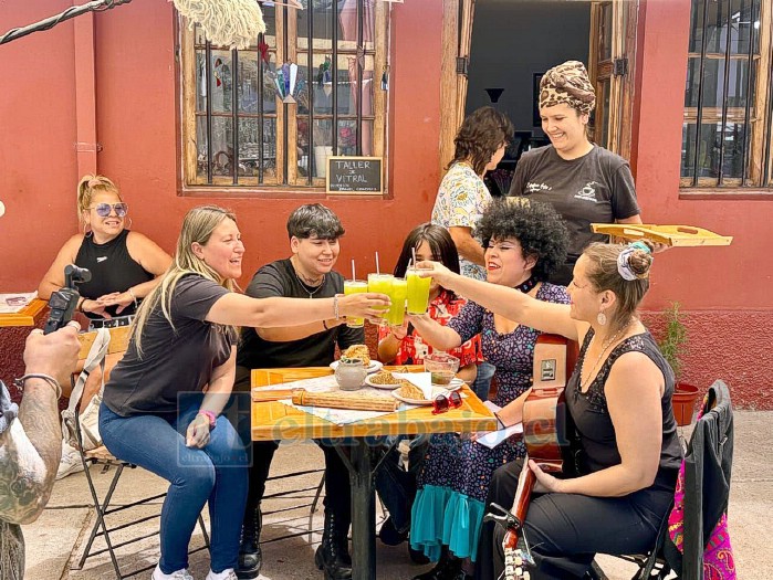Registro de la grabación en el sector de El Almendral, donde se destacó el patrimonio, la identidad y la vida comunitaria del territorio.