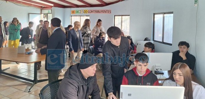Comenzó la atención por la Operación Renta 2026 en el Liceo Roberto Humeres.