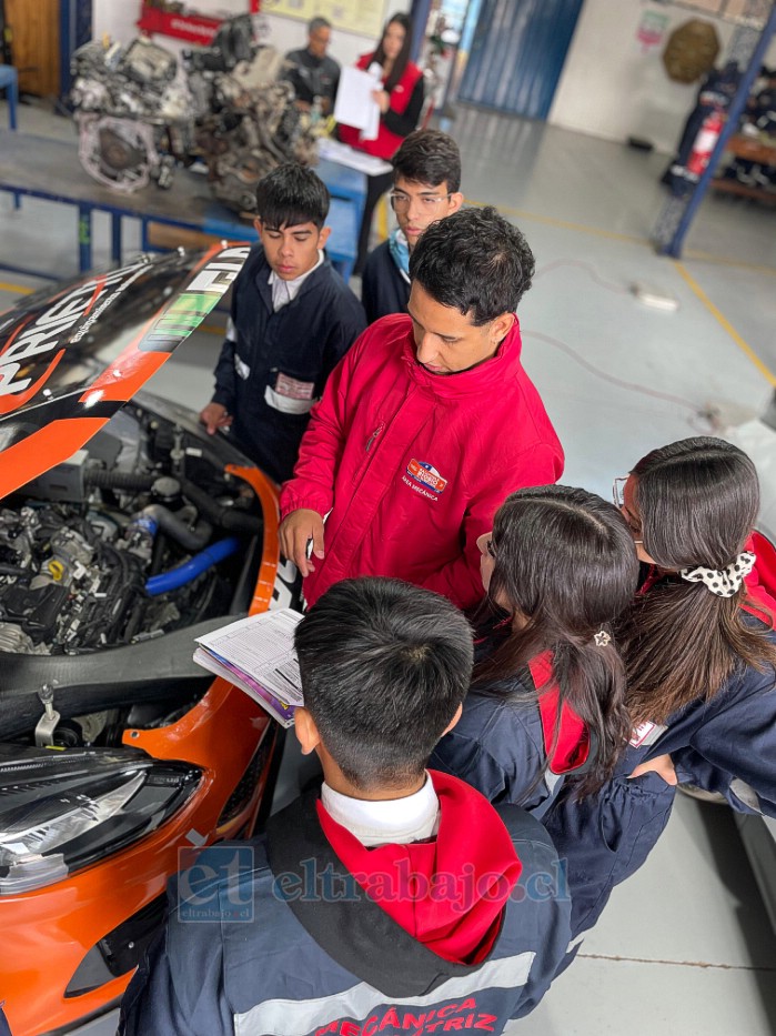 Alumnos conocieron este tipo de autos de competencia.  