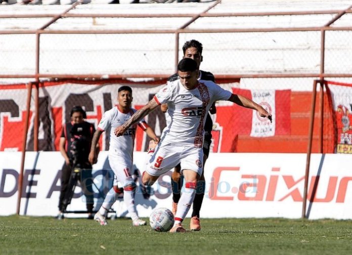 El extremo Benjamín Aravena era por lejos el mejor agente ofensivo del Uní, pero el técnico lo dejó en camarines (Foto: Jaime Gómez Corales).